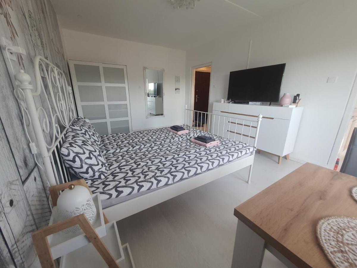 Hegyalja Apartman มิชโคลซ์ ภายนอก รูปภาพ
