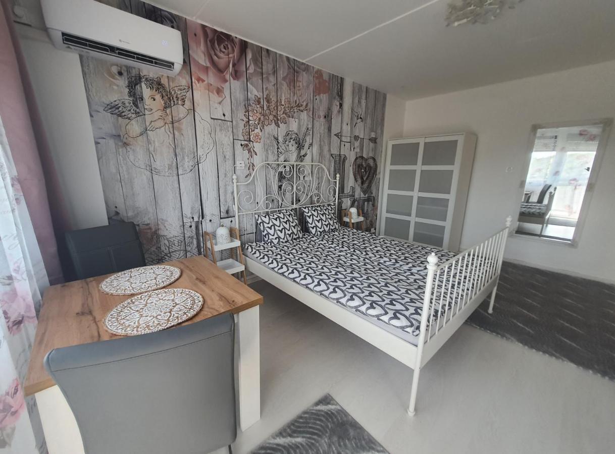 Hegyalja Apartman มิชโคลซ์ ภายนอก รูปภาพ